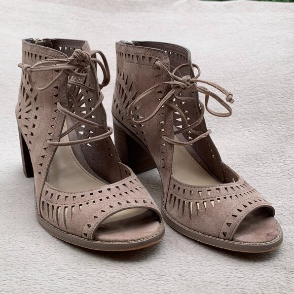 Vince Camuto Tarita Suede Leather Mesh Peep Toe Ankle Booties Sz8 - Picture 2 of 15